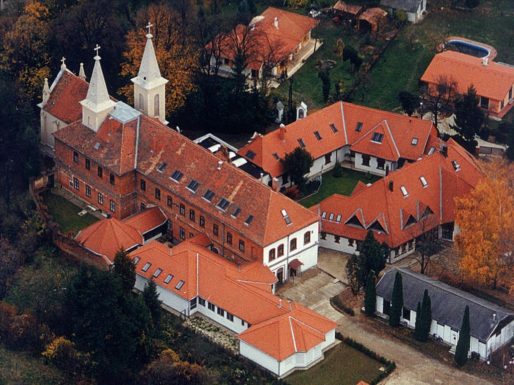 Хостел Martineum Felnottkepzo Akademia Сомбатхей Экстерьер фото